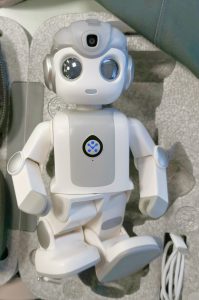 Roboter Yanny auf der Podiumsdiskussion Stadt der Zukunft, VHS Dortmund